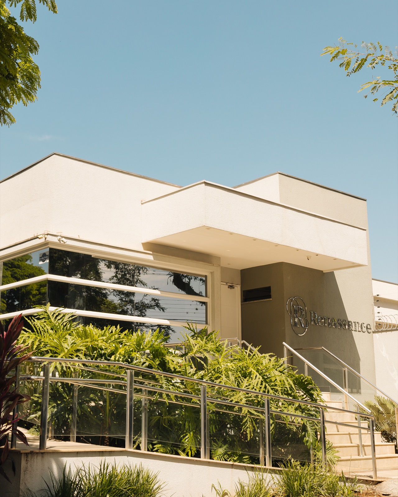 Clínica e Hospital SAINE, locais de atendimento da Drª Louise Iunklaus